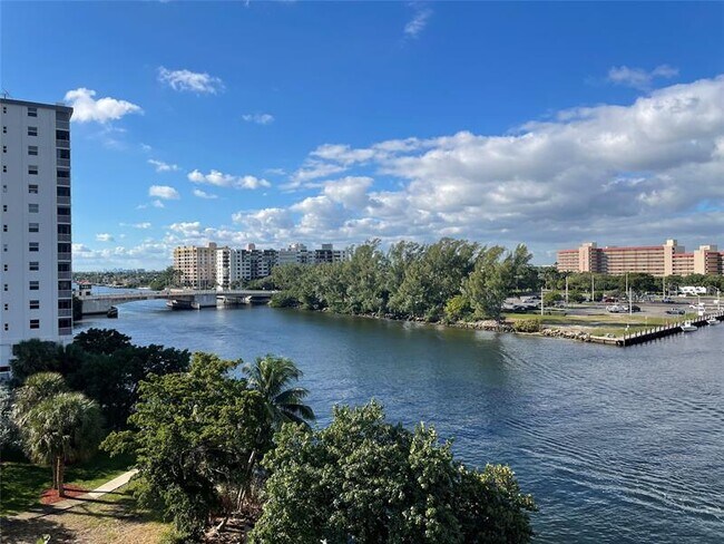 Building Photo - 1609 N Riverside Dr
