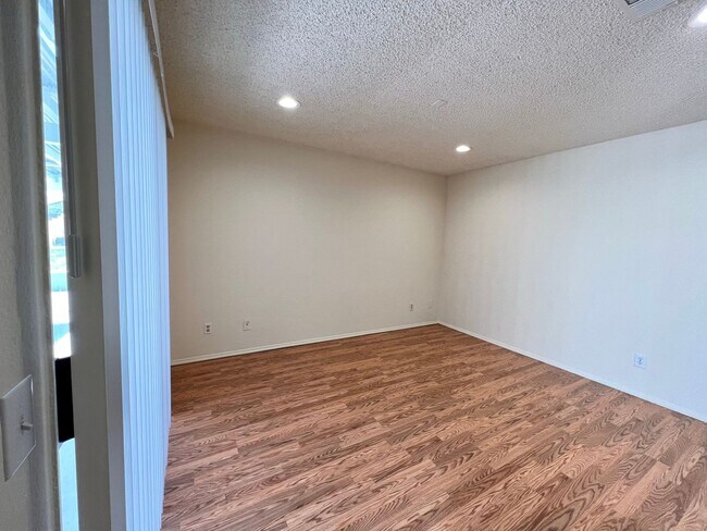 Building Photo - Available Now! 3 Bedroom, 2 bathroom home ...