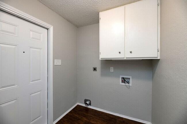 Building Photo - AVAILABLE NOW! NICE 3 BEDROOM HOME LOCATED IN ARLINGTON, TEXAS!