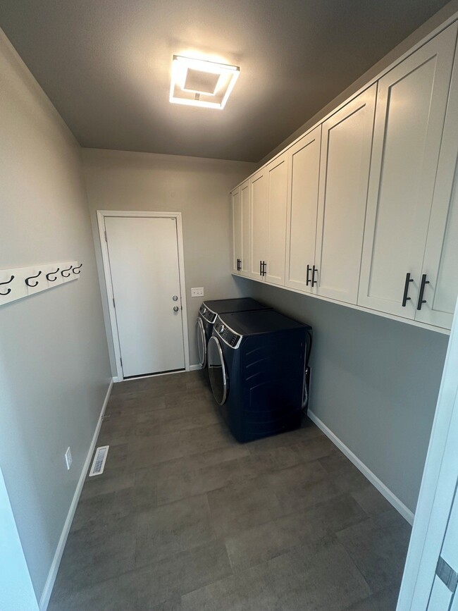 Building Photo - 533 Redan Dr