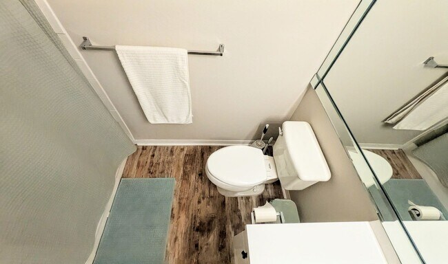 Building Photo - 6-12 month TURNKEY FURNISHED GOUNG FLOOR 2/2 CONDO