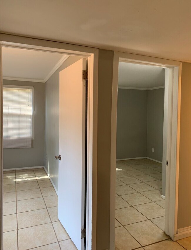 Building Photo - Spacious 3 Bedroom Home Near River City Marketplace