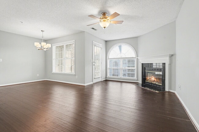 Building Photo - 421 Rivertree Ln