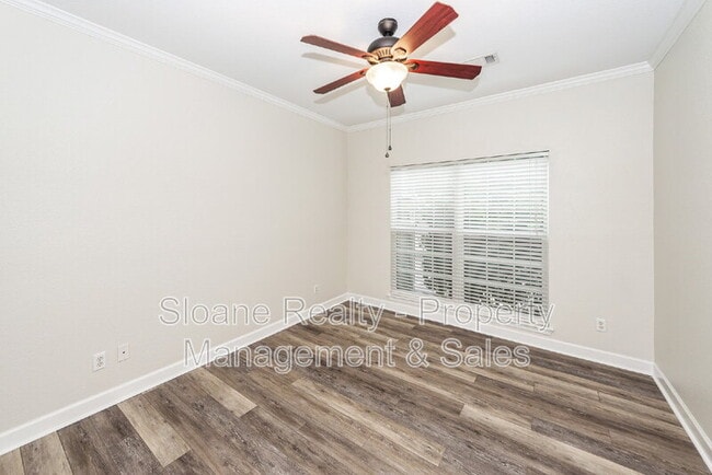 Building Photo - 700 Daniel Ellis Dr