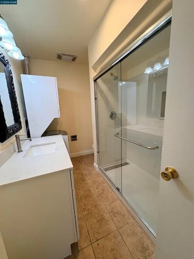 Building Photo - Two Bedroom One Bathroom Condo