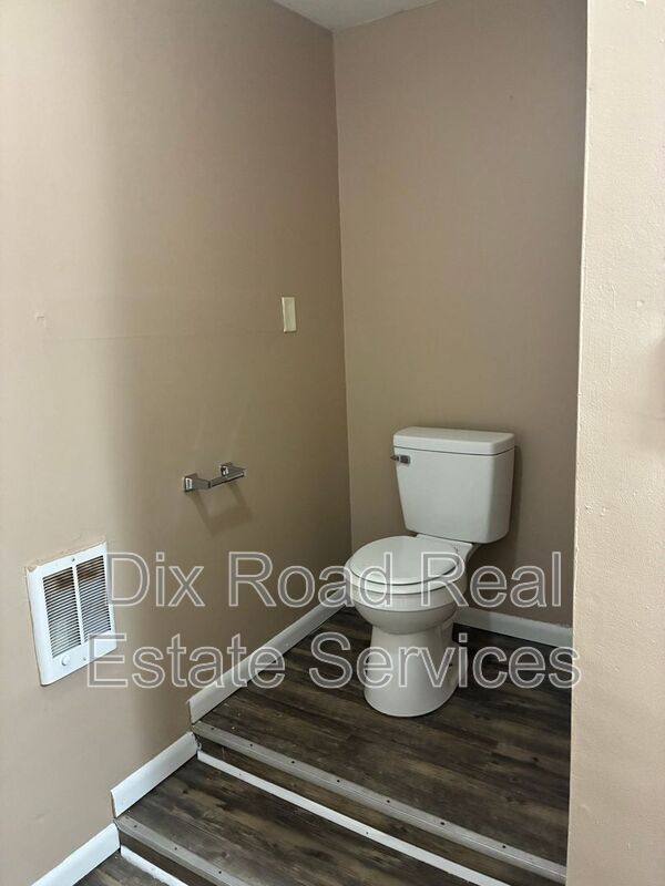 Building Photo - 2609 Fairport Ave