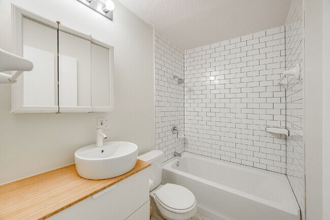 Building Photo - 5 BR/3BA pool home in Merritt Island- NO HOA!