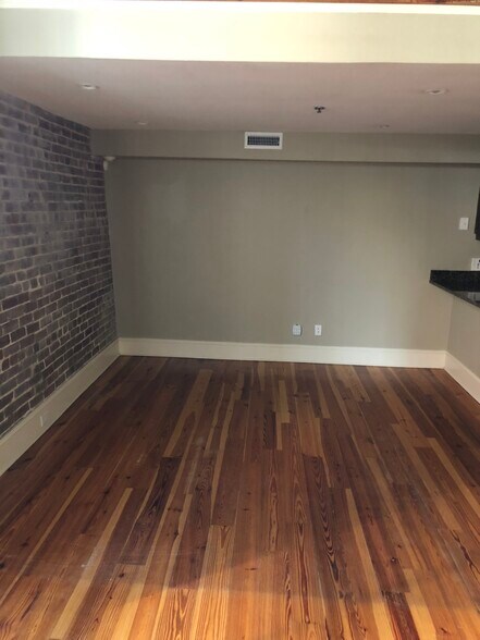 Building Photo - 377 King St