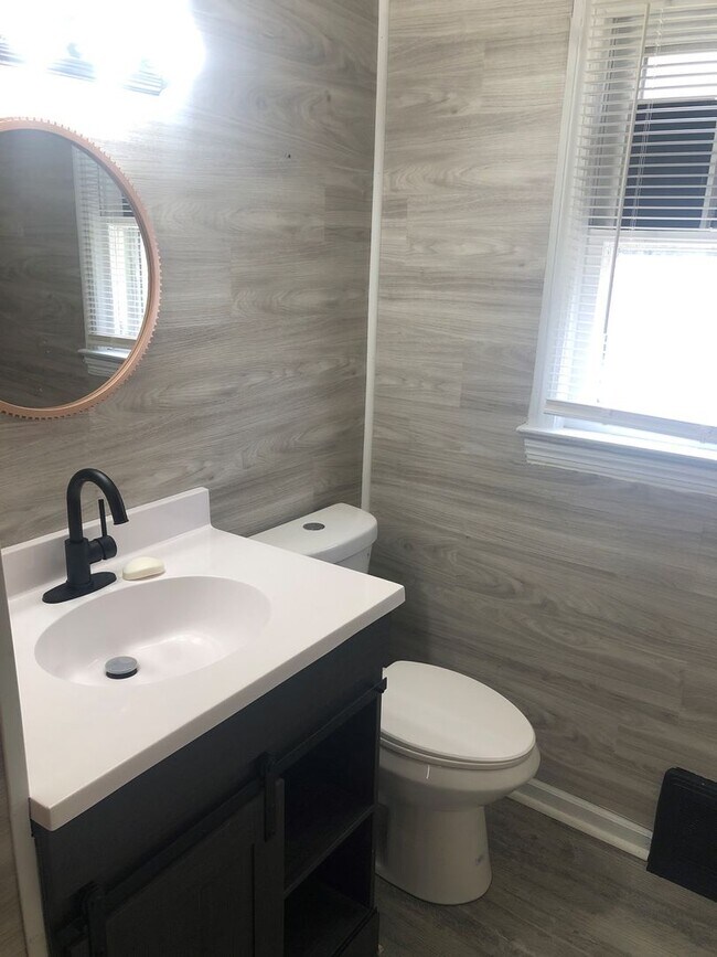 Building Photo - 3 Bedroom Canton Home