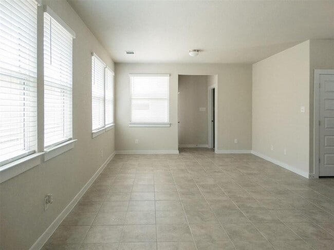 Building Photo - 370 Hortus Dr