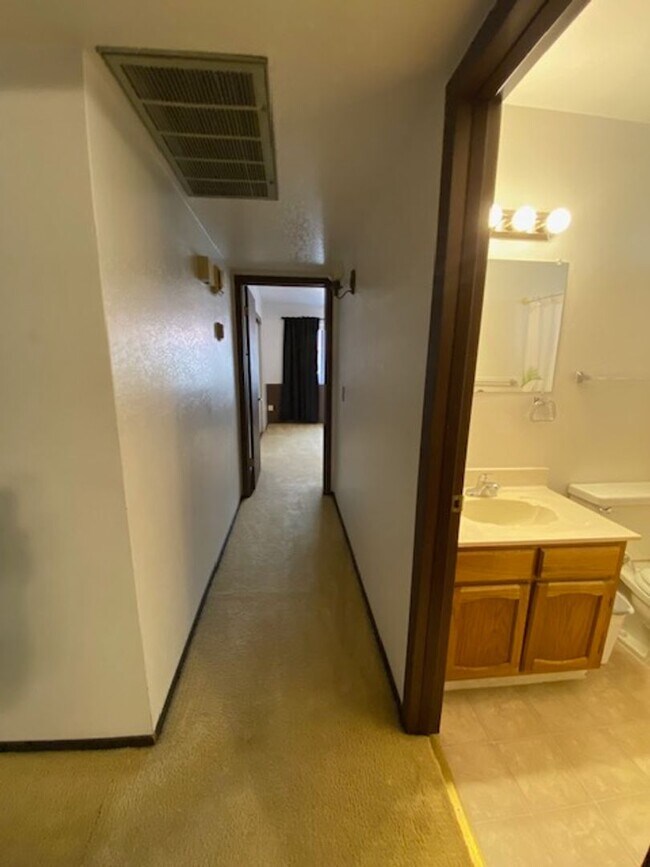 Building Photo - QUAINT, CUTE, 2BR CONDO; Covered Parking; ...