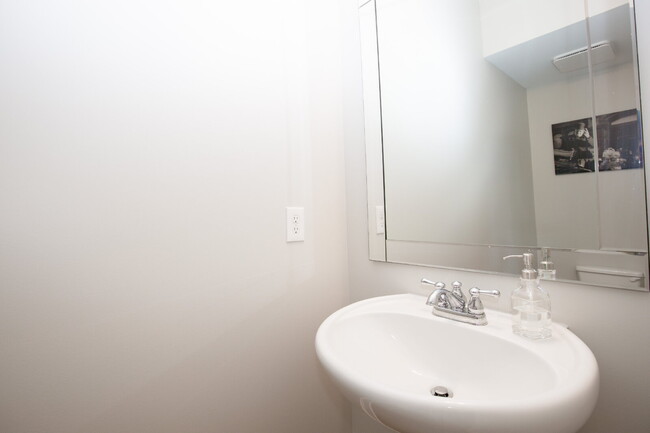 Building Photo - Charming End-Unit Townhome in Southern Pines