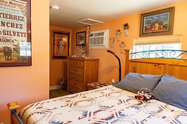 Building Photo - Wonderful Home away from Home