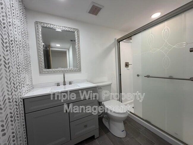 Building Photo - 1332 Langholm Dr
