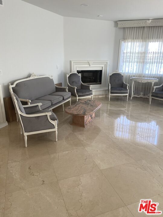 Building Photo - 435 Arnaz Dr