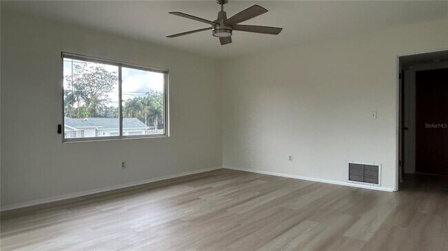 Building Photo - 1028 Lake Weldona Dr