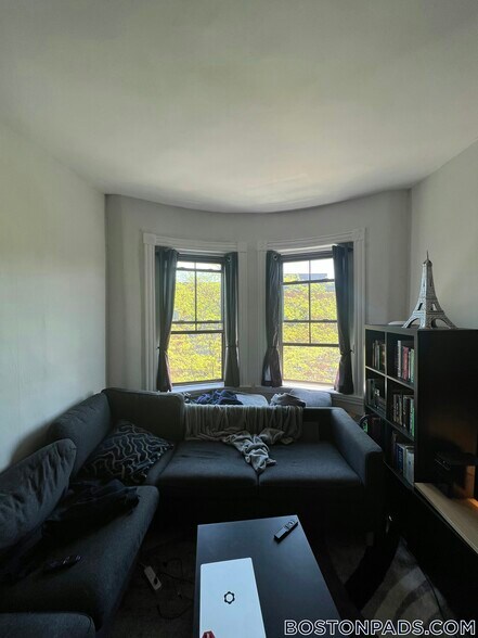 Building Photo - 110 Willow St