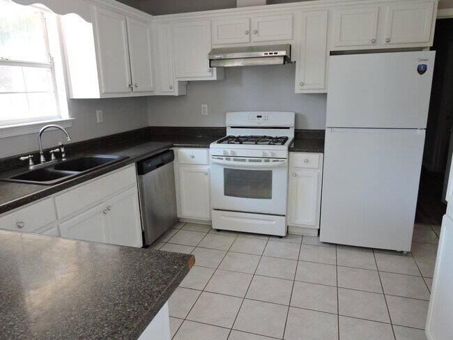 Building Photo - 211 Westview Dr