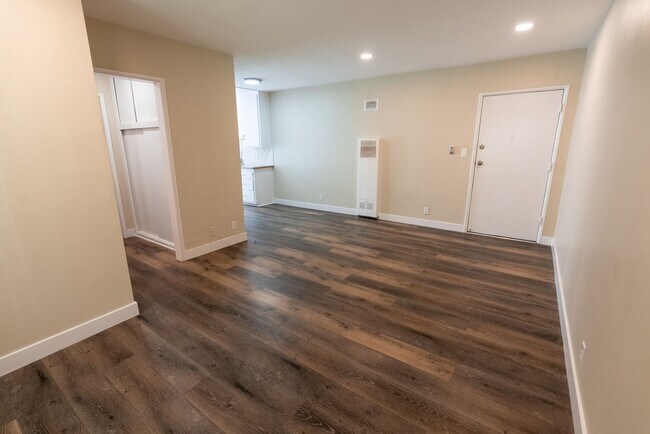 Interior Photo - 7057 Lanewood Ave