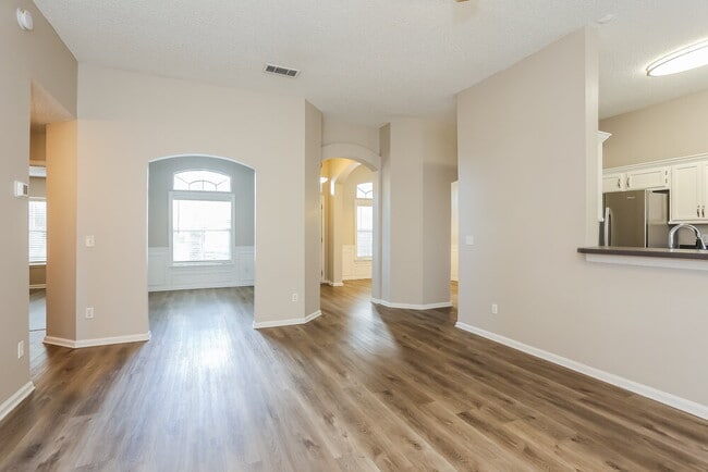 Building Photo - 1819 Burgess Hill Dr E