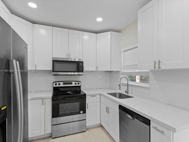 Building Photo - 113 SW 22nd Ave