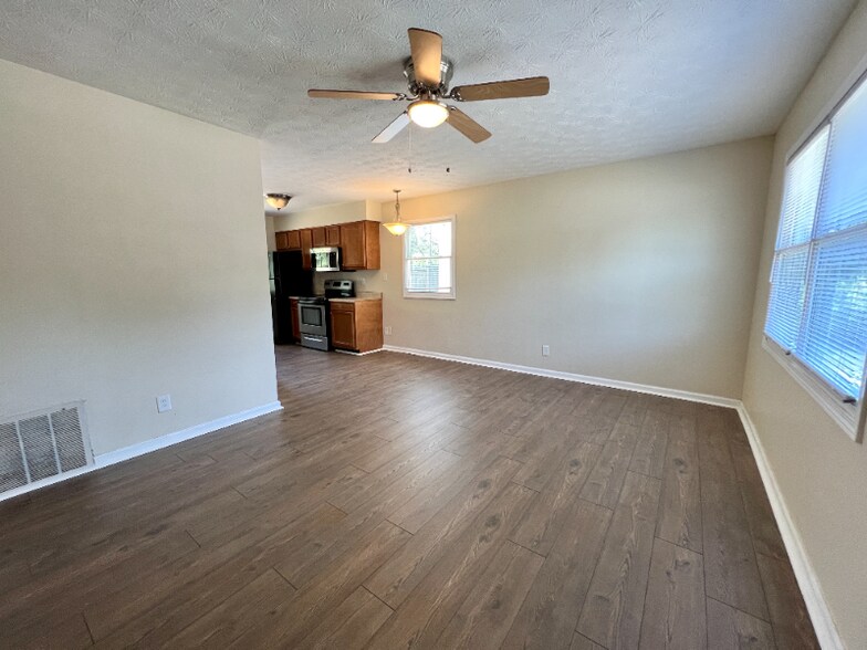Building Photo - 912 Sharon Dr