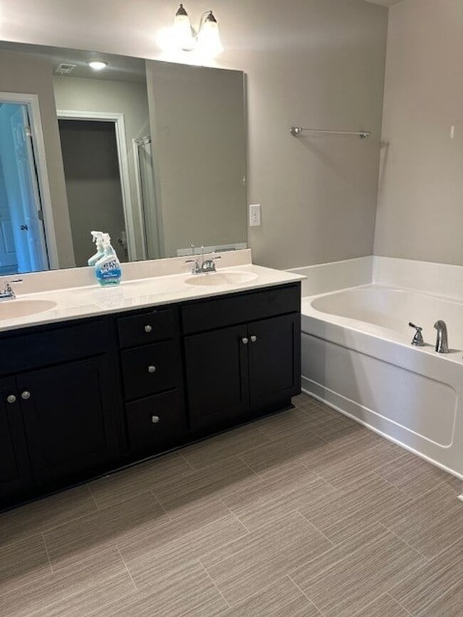 Building Photo - Charming 3 Bedroom Home on Corner Lot in D...