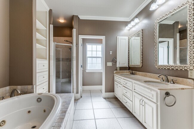 Building Photo - LUXURY 3-BEDROOM TOWNHOME IN ALAMO HEIGHTS