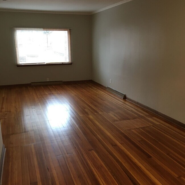 Building Photo - Nicely Remodeled 3 Bed 1.25 bath home
