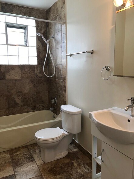 Building Photo - 1709 Irving Park W Rd