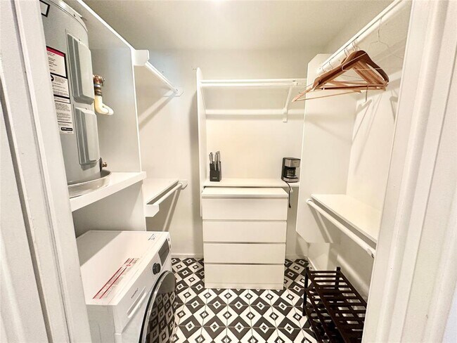 Building Photo - 201 Academy Dr