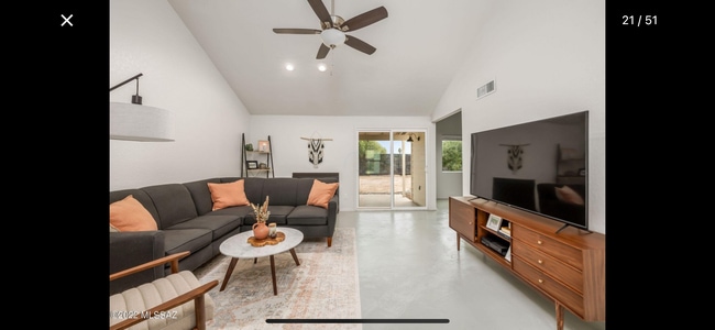 Building Photo - Gorgeous Remodeled Home w/Community Pool i...