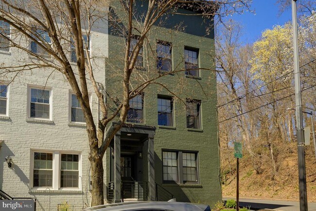 Building Photo - 1934 35th Pl NW