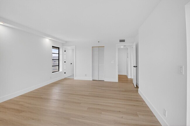 Building Photo - 14475 Strathmore Ln