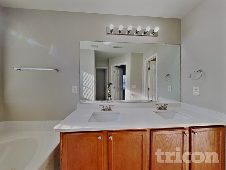 Building Photo - 1011 Ronald Rd