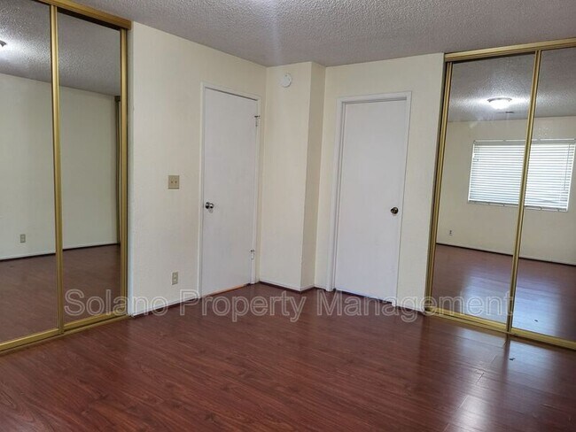 Building Photo - 125 Serpentine Dr