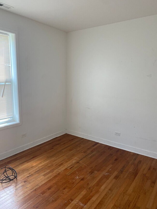 Building Photo - Spacious south side 3-bedroom beauty