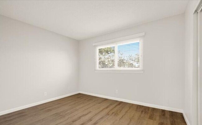 Building Photo - Bentley Apartments