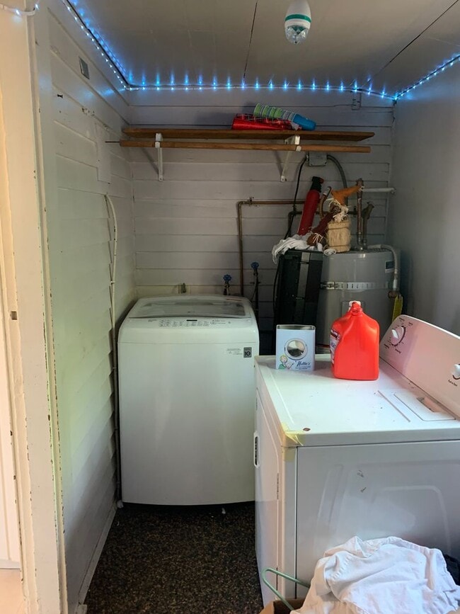 Building Photo - 5 bedroom 1 bath house - Near downtown!