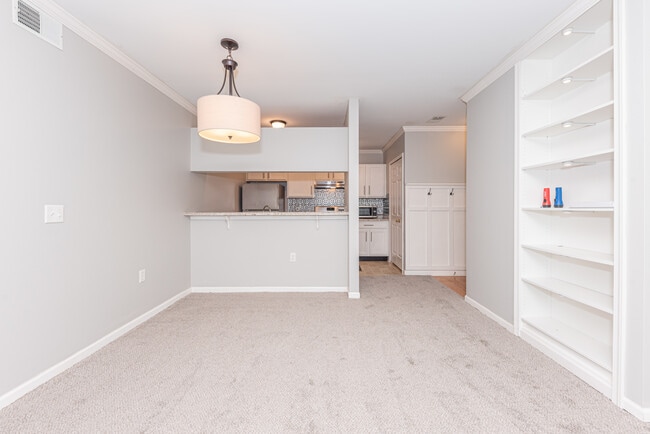 Building Photo - 2646 S Knightsbridge Cir