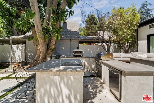 Building Photo - 11038 Blix St