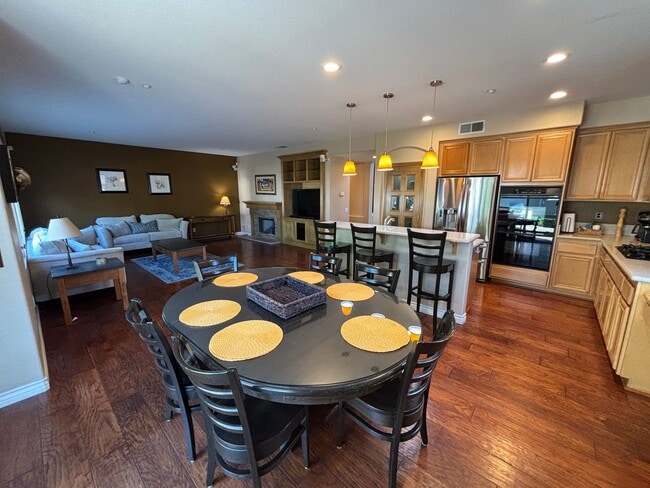 Building Photo - Gorgeous and spacious 5 bedroom FURNISHED home in Canyon Crest for rent!