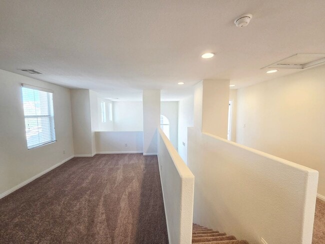 Building Photo - Spacious 4 Bed Home with Loft & 3-Car Garage