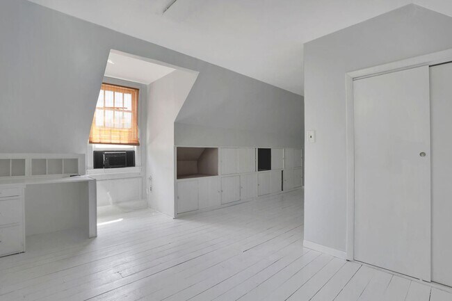 Building Photo - Charming bungalow downtown