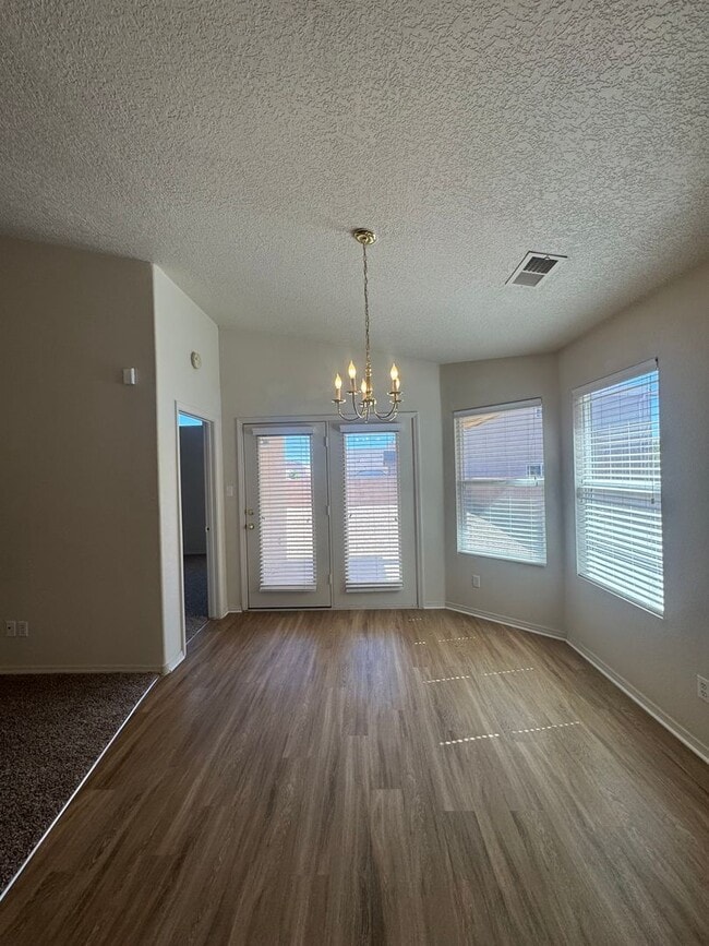 Building Photo - 3 bed 2 bath home in Huning Ranch