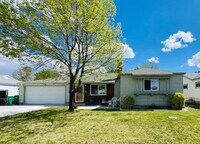 Building Photo - Charming 3 Bedroom Home