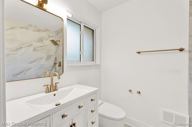 Building Photo - 7011 White Pine Dr