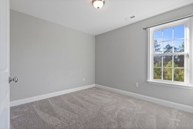 Building Photo - Close to Air Station/Camp Lejeune