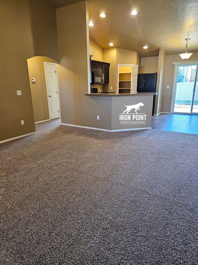 Building Photo - 3bed/2bath home w/bonus room, 2 car garage, fenced yard, and landscaping included.