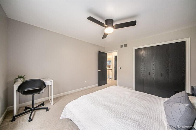 Building Photo - 695 Heritage Dr